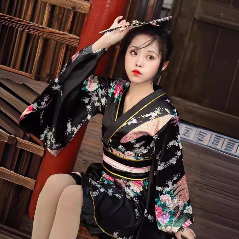 Kimono Yukata Rosso Formale da - Women Formal Wear Photoshoot recensione e prezzo